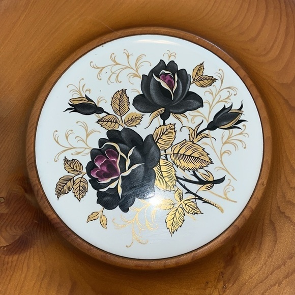Huon Pine Wall Plaque Featuring Roses and vines, Rare Tasmanian Timber - Picture 2 of 5